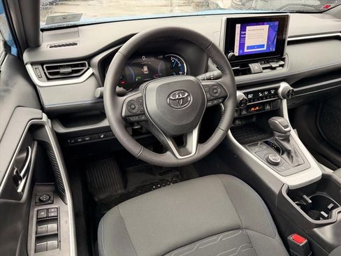 Used 2024 Toyota RAV4 SE w/ Convenience Package image 5