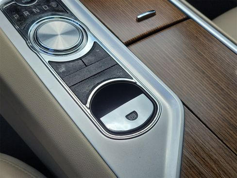 Used 2014 Jaguar XF image 19