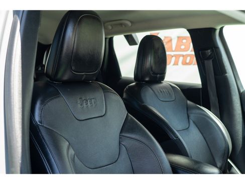 Used 2021 Jeep Cherokee Latitude Lux w/ Mopar Interior Package AWD/4WD image 36