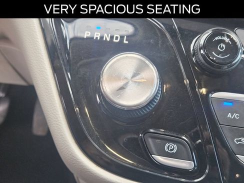 Used 2020 Chrysler Pacifica Touring-L FWD image 29