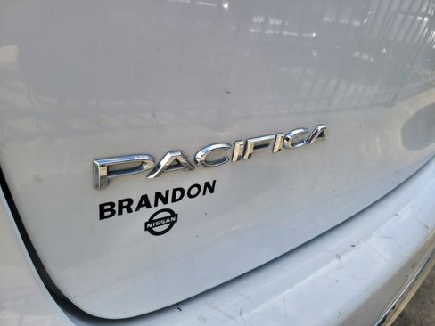 Used 2020 Chrysler Pacifica Touring-L FWD image 6