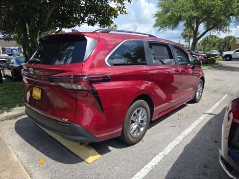 Used 2024 Toyota Sienna LE FWD image 6