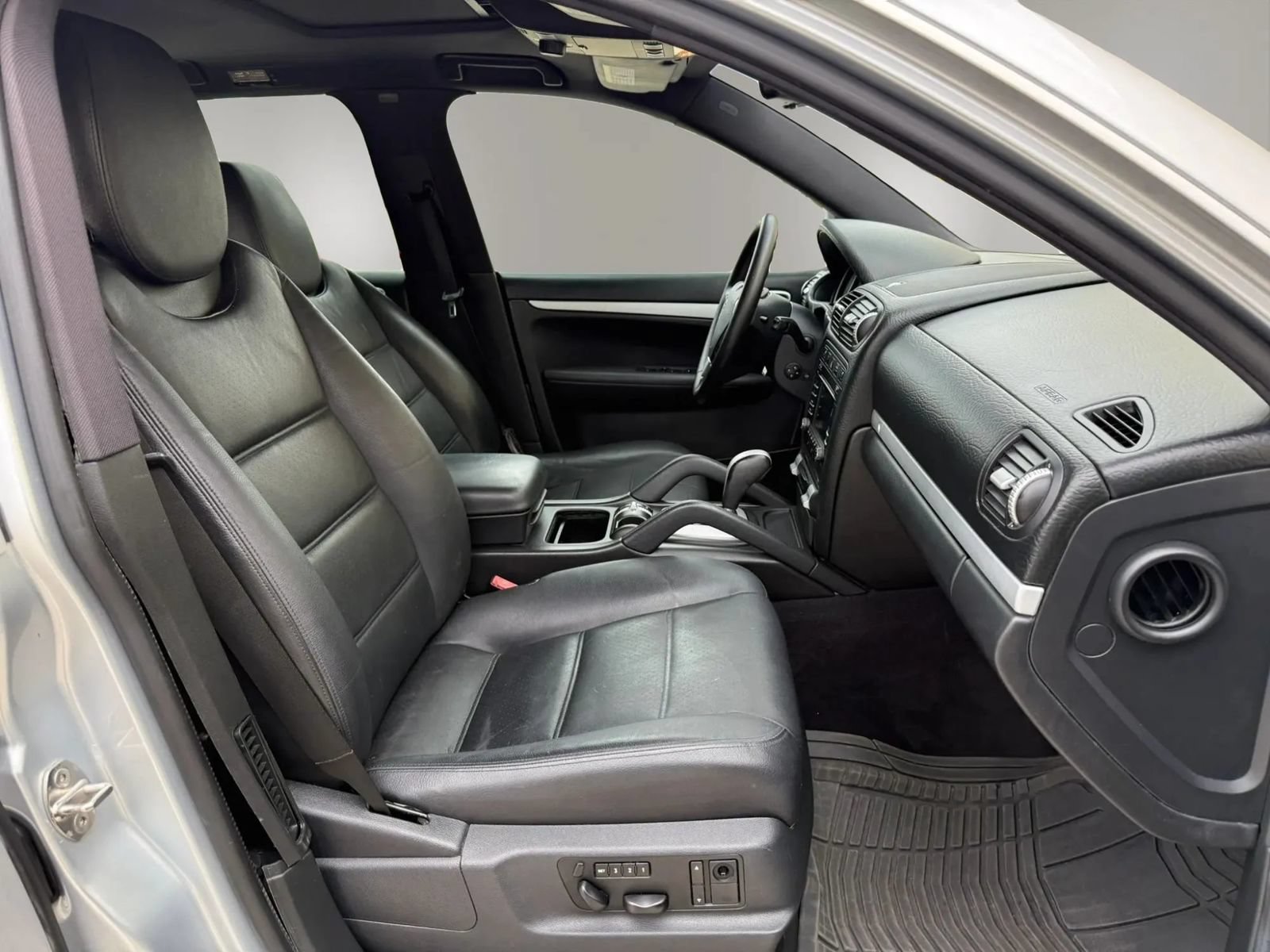 Used 2010 Porsche Cayenne AWD/4WD image 18