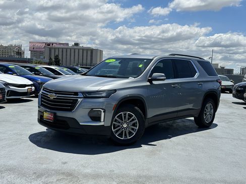 Used 2023 Chevrolet Traverse LT FWD image 2