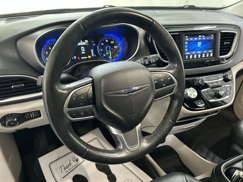 Used 2020 Chrysler Pacifica Touring-L w/ Tire & Wheel Group FWD image 4