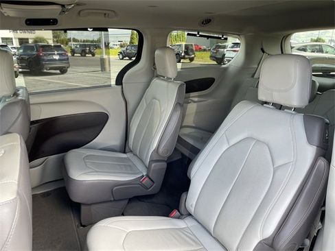 Used 2019 Chrysler Pacifica Touring-L image 13