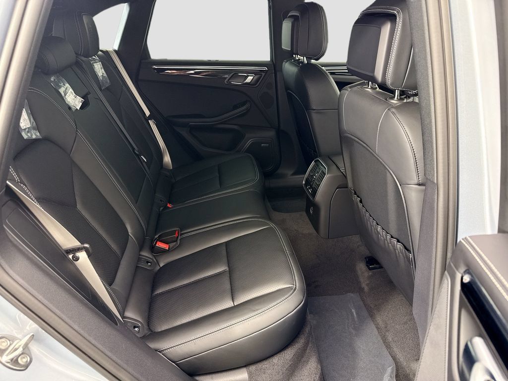 Used 2026 Porsche Macan AWD/4WD image 23