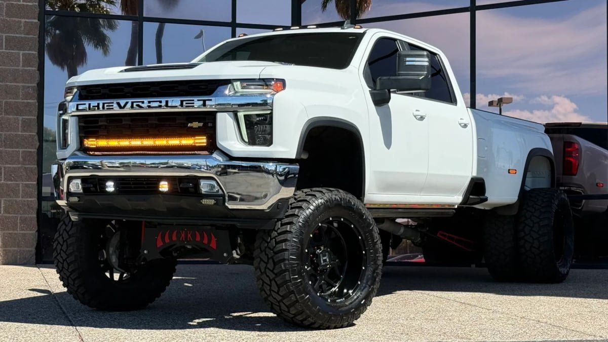 Used 2022 Chevrolet Silverado 3500 LT w/ Convenience Package AWD/4WD image 2