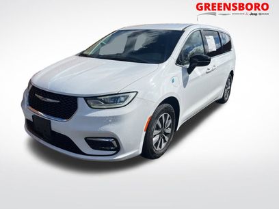 Used 2024 Chrysler Pacifica Select