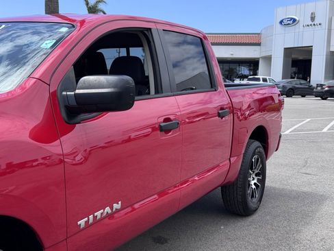 Used 2022 Nissan Titan SV image 9