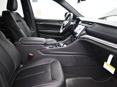 New 2025 Jeep Grand Cherokee L Limited w/ Black Appearance Package image 18