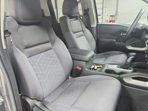 Used 2025 Nissan Frontier SV w/ SV Convenience Package image 37