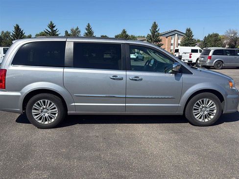 Used 2015 Chrysler Town & Country Touring-L w/ Driver Convenience Group FWD image 6