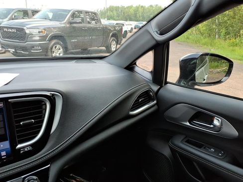 Used 2026 Chrysler Pacifica Limited w/ S Appearance Package FWD image 23