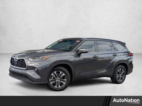 Used 2021 Toyota Highlander XLE image 1
