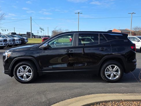 Used 2024 GMC Terrain SLE image 8