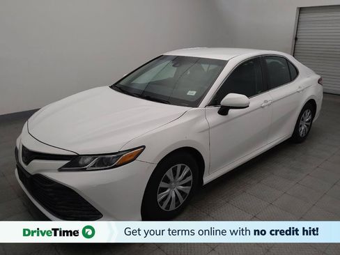 Used 2018 Toyota Camry FWD image 1