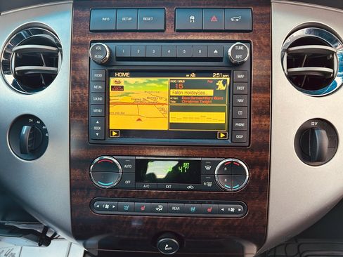 Used 2010 Ford Expedition Limited image 32