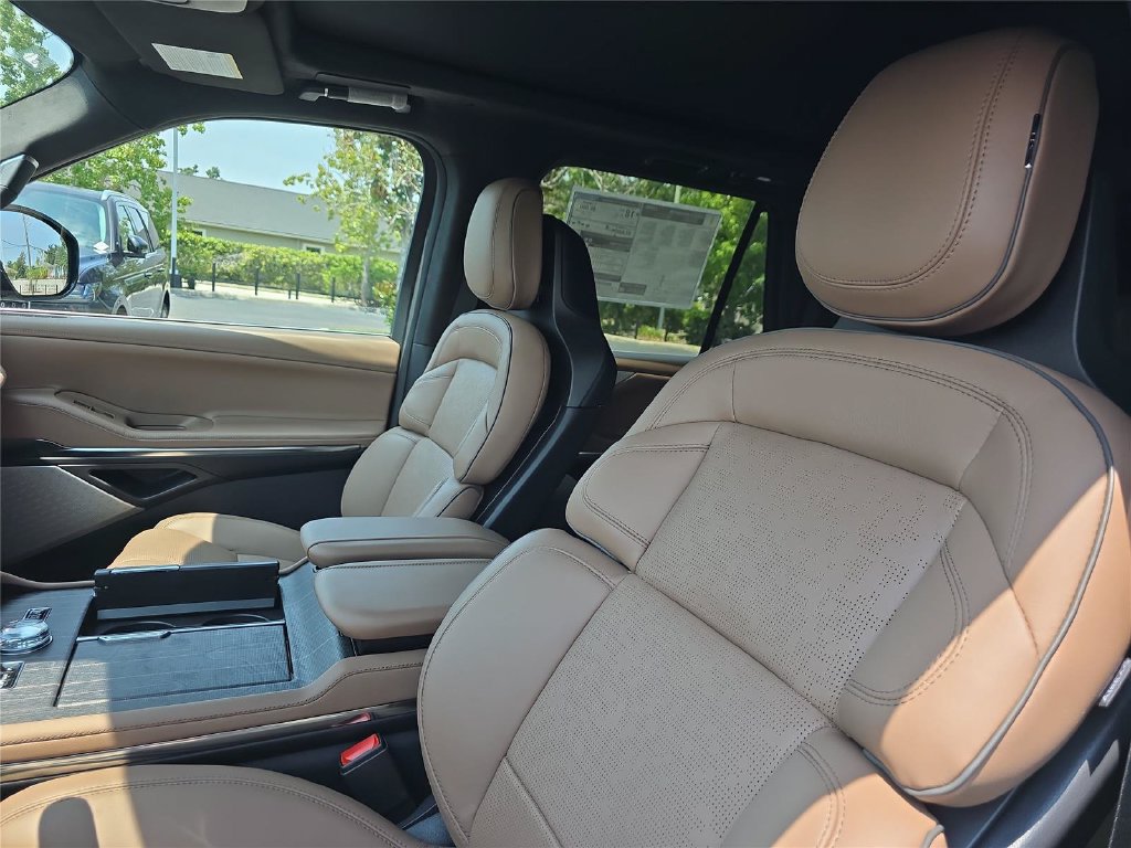 New 2027 Lincoln Navigator Black Label RWD image 15