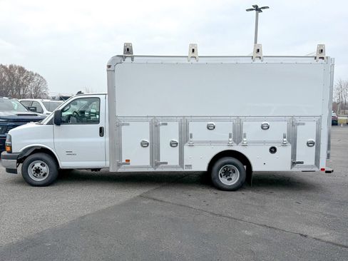 New 2025 Chevrolet Express 4500 w/ Power Convenience Package image 7