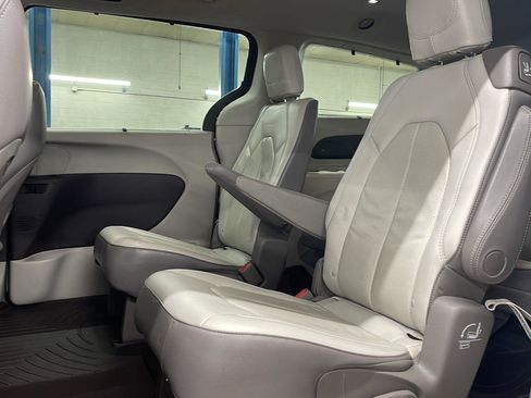 Used 2018 Chrysler Pacifica Touring-L w/ Advanced Safetytec Group image 9