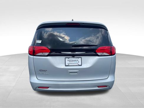 Used 2023 Chrysler Voyager LX FWD image 5