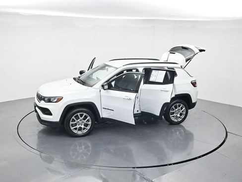 Used 2023 Jeep Compass Latitude AWD/4WD image 43