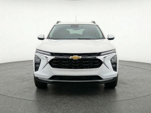 Used 2025 Chevrolet Trax LT w/ LT Convenience Package image 2