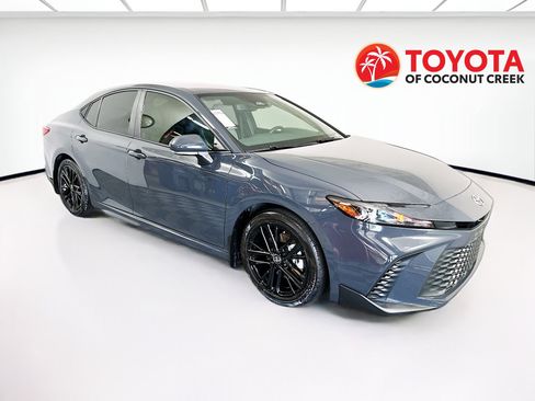 Used 2025 Toyota Camry SE FWD image 1