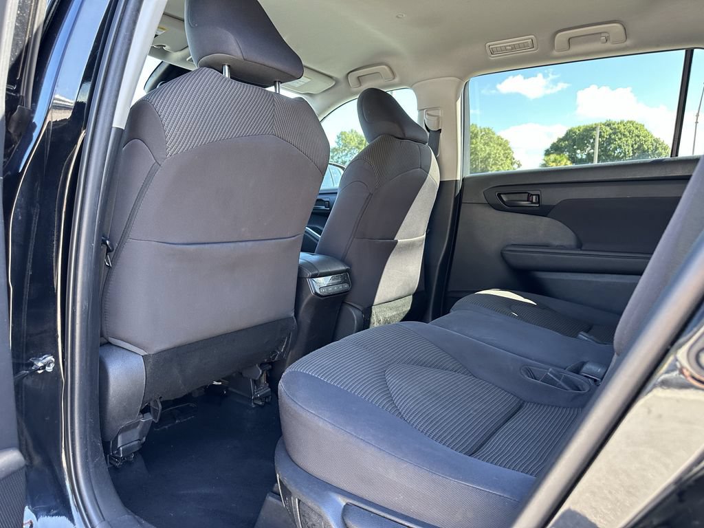 Used 2022 Toyota Highlander LE FWD image 19