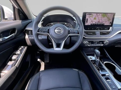 Used 2025 Nissan Altima 2.5 SL FWD image 8