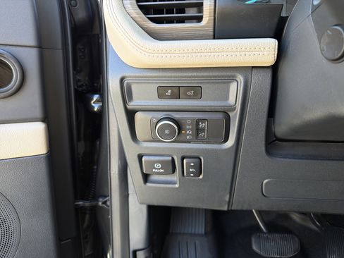 Used 2022 Ford Expedition Limited image 37