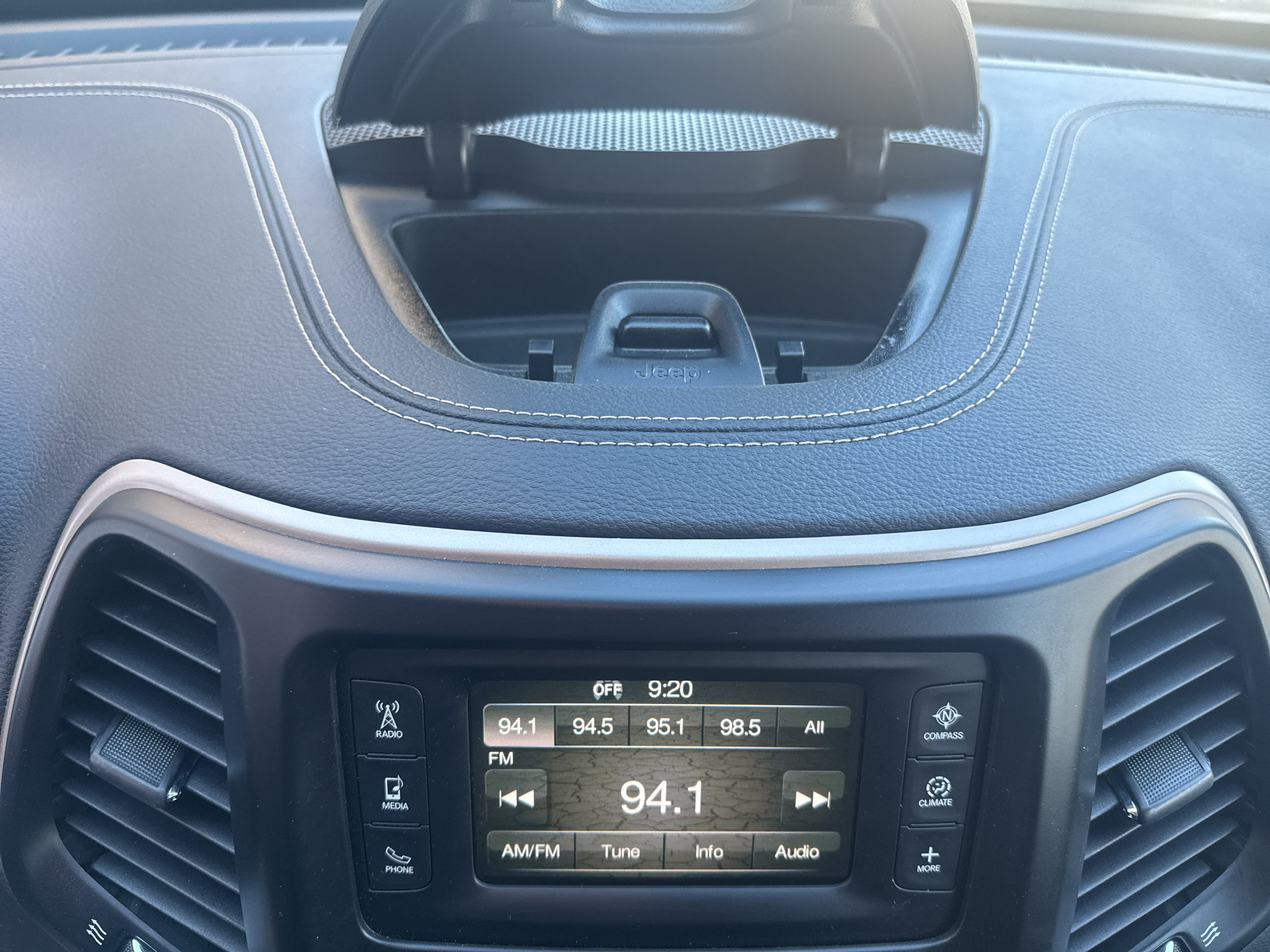 Used 2018 Jeep Cherokee Latitude w/ Safety Group AWD/4WD image 16