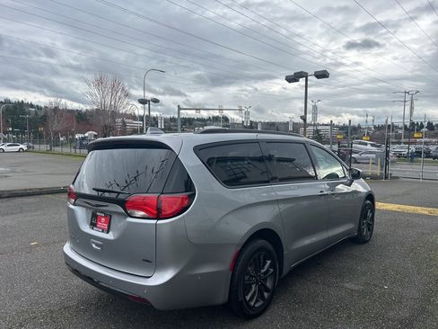 Used 2020 Chrysler Pacifica Touring-L w/ Advanced Safetytec Group image 5