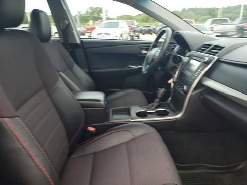 Used 2017 Toyota Camry SE w/ Moonroof Package FWD image 18
