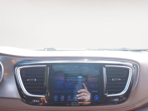 Used 2017 Chrysler Pacifica Limited w/ UConnect Theater Package FWD image 15