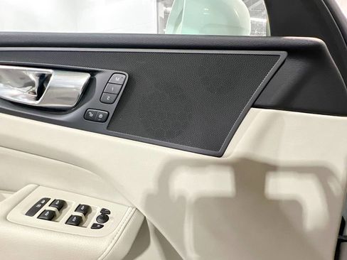 Used 2021 Volvo XC60 T5 Momentum w/ Protection Package Premier image 12