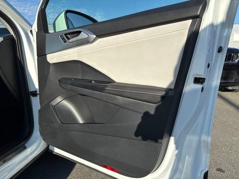 Used 2025 Volkswagen Taos SE FWD image 11