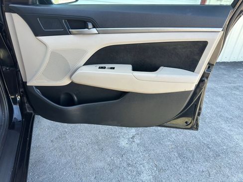 Used 2017 Hyundai Elantra SE image 12