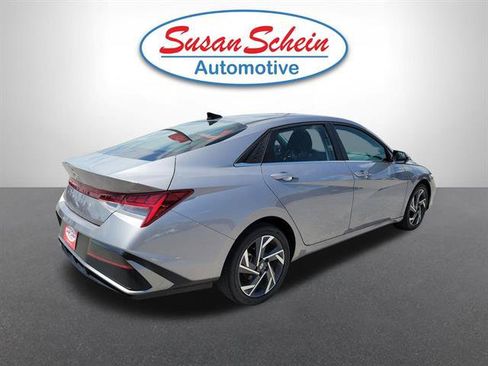 Used 2025 Hyundai Elantra SEL FWD image 23
