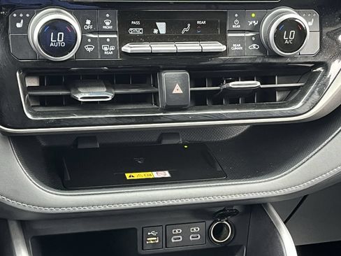 Used 2023 Toyota Highlander XLE FWD image 18