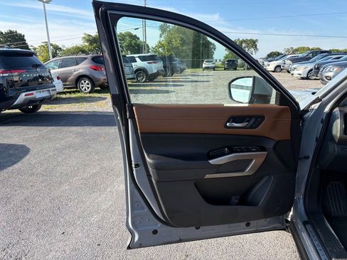 Used 2023 Nissan Pathfinder Platinum w/ Cargo Package AWD/4WD image 13
