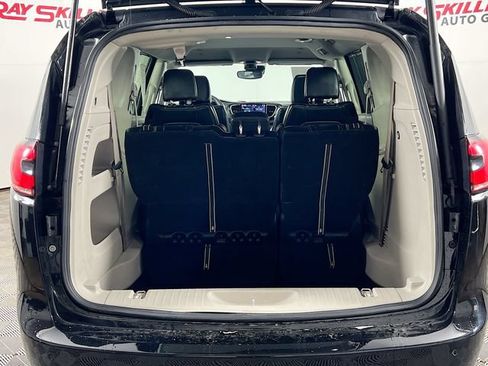 Used 2024 Chrysler Pacifica Touring-L FWD image 25
