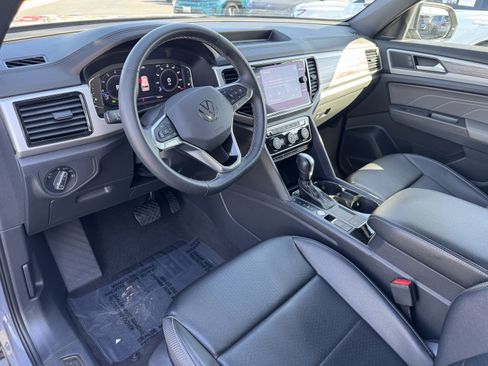 Used 2022 Volkswagen Atlas Cross Sport SE w/ Panoramic Sunroof Package FWD image 18