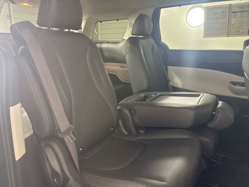 Used 2024 Kia Carnival EX image 25