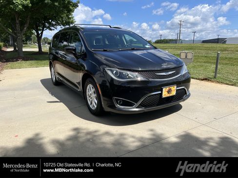 Used 2020 Chrysler Pacifica Touring-L w/ Advanced Safetytec Group FWD image 1