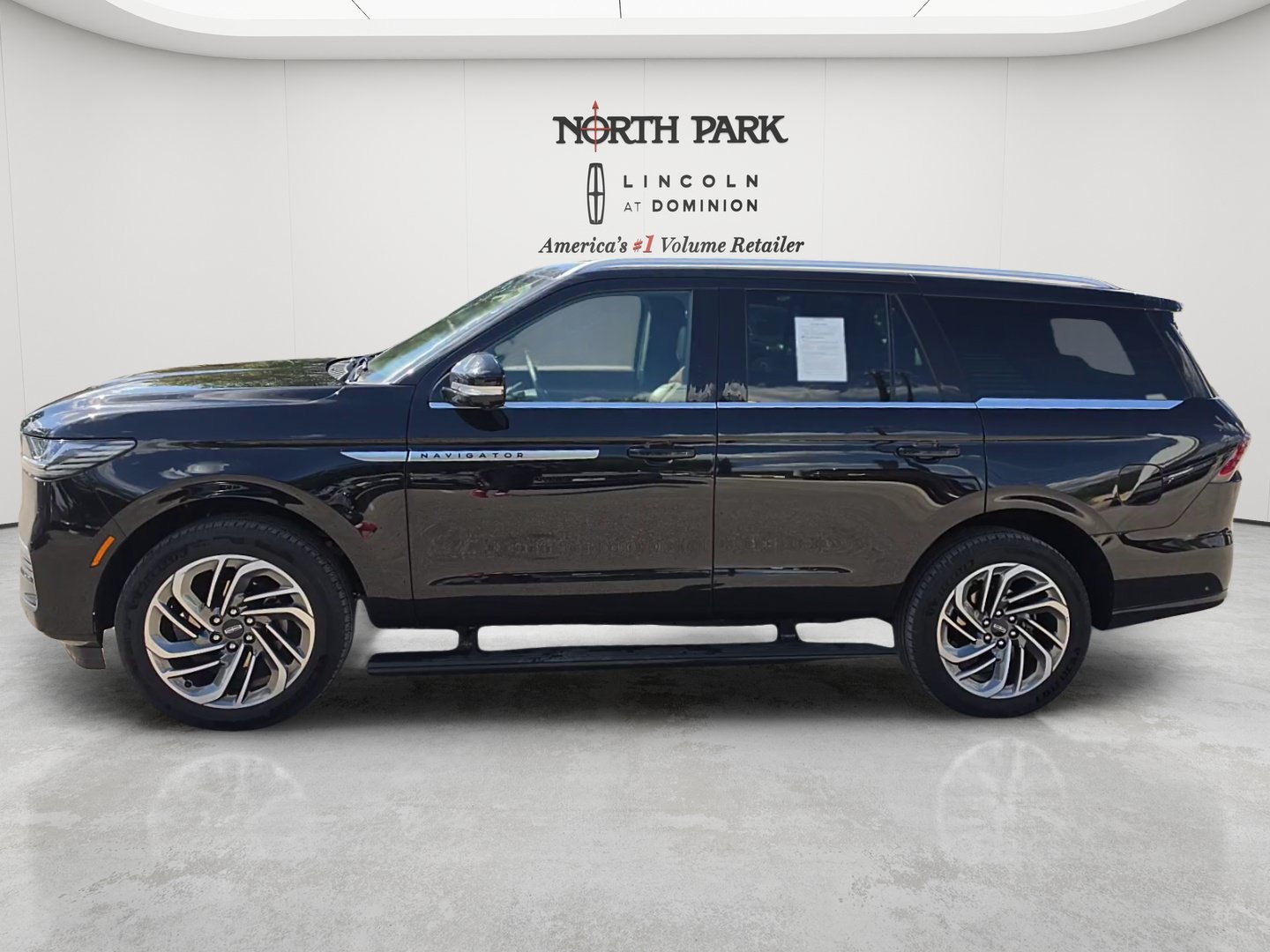 Used 2025 Lincoln Navigator Reserve AWD/4WD image 2