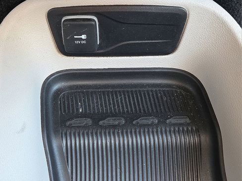 Used 2023 Chrysler Pacifica Touring-L image 24