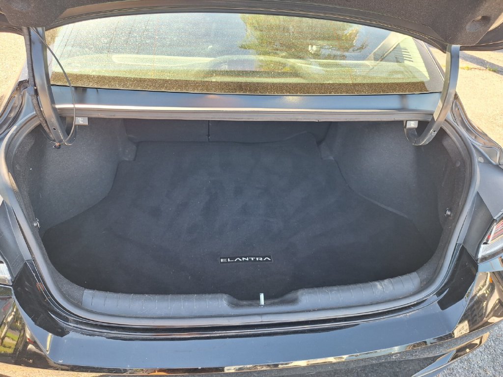 Used 2022 Hyundai Elantra Limited w/ Cargo Package FWD image 26