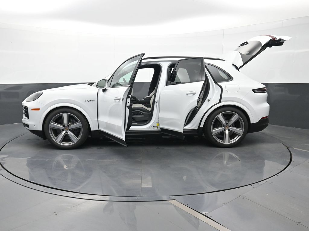 Certified 2025 Porsche Cayenne E-Hybrid AWD/4WD image 30